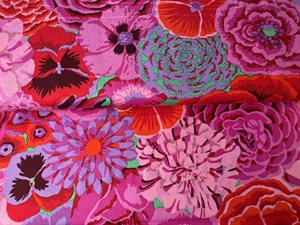 Patchwork stof - Kaffe Fassett, Bekah, store blomster i magenta nuancer 